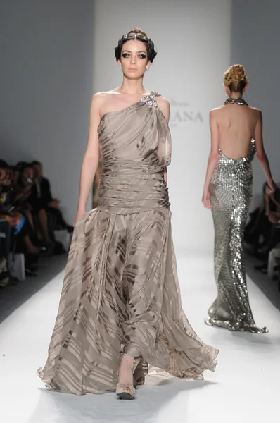 NEW YORK - FEBRUARY 11: A Model walks runway at Venexiana Fall Winter 2012 collection show at Lincoln center during New York Fashion Week on February 11, 2012 in NY — Stock Photo, Image