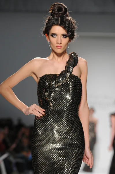 NEW YORK - FEBRUARY 11: A Model walks runway at Venexiana Fall Winter 2012 collection show at Lincoln center during New York Fashion Week on February 11, 2012 in NY — Stock Photo, Image