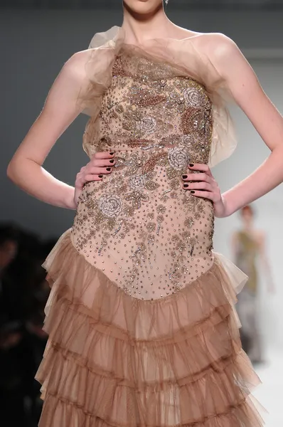 NEW YORK - FEBRUARY 11: A Model walks runway at Venexiana Fall Winter 2012 collection show at Lincoln center during New York Fashion Week on February 11, 2012 in NY — Stock Photo, Image