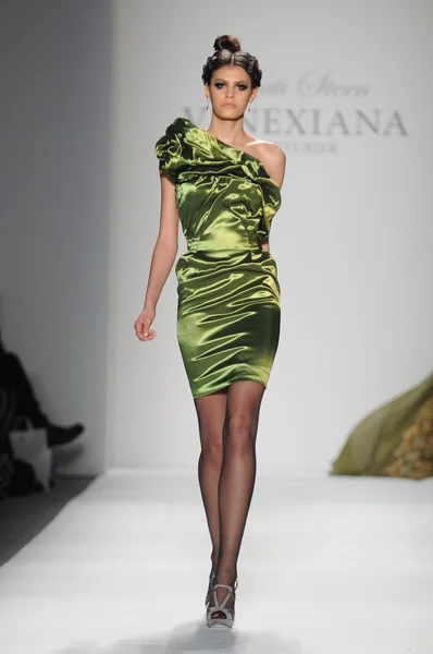 NUEVA YORK - 11 DE FEBRERO: Una modelo camina por la pasarela en el espectáculo de colección Venexiana Otoño Invierno 2012 en el centro Lincoln durante la Semana de la Moda de Nueva York el 11 de febrero de 2012 en Nueva York — Foto de Stock