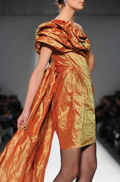 NEW YORK - FEBRUARY 11: A Model walks runway at Venexiana Fall Winter 2012 collection show at Lincoln center during New York Fashion Week on February 11, 2012 in NY — Stock Photo, Image