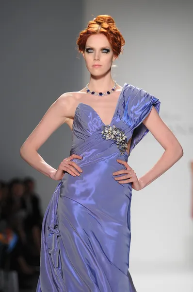 New York - február 11: A modell séta kifutópálya Venexiana ősz tél 2012 collection show, a Lincoln center során New York Fashion Week-február 11, 2012-ben New Yorkban — Stock Fotó