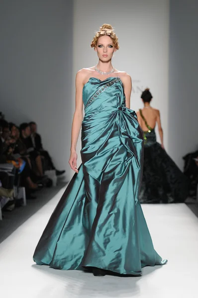 NEW YORK - FEBRUARY 11: A Model walks runway at Venexiana Fall Winter 2012 collection show at Lincoln center during New York Fashion Week on February 11, 2012 in NY — Stock Photo, Image