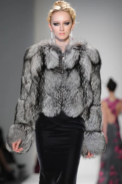 НЬЮ-ЙОРК - 11 февраля: Модель ходит по подиуму на выставке Venexiana Fall Winter 2012 в Линкольн-центре во время Недели Моды в Нью-Йорке 11 февраля 2012 года — стоковое фото