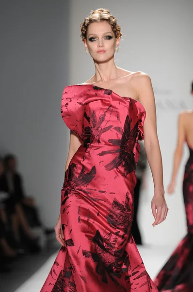 NEW YORK - FEBRUARY 11: A Model walks runway at Venexiana Fall Winter 2012 collection show at Lincoln center during New York Fashion Week on February 11, 2012 in NY — Stock Photo, Image