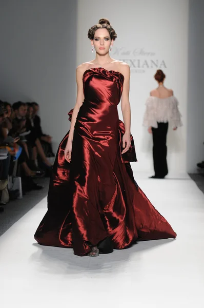 NEW YORK - FEBRUARY 11: A Model walks runway at Venexiana Fall Winter 2012 collection show at Lincoln center during New York Fashion Week on February 11, 2012 in NY — Stock Photo, Image