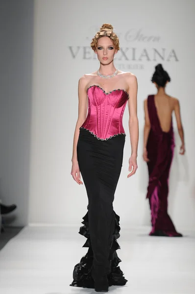 在 2012 年 Venexiana 秋季冬季收藏展在林肯中心在纽约时装周上 2012 年 2 月 11 日在纽约州纽约-2 月 11 日: 模型走跑道 — 图库照片