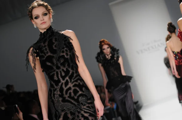 NEW YORK - FEBRUARY 11: A Models walk runway at Venexiana Fall Winter 2012 collection show at Lincoln center during New York Fashion Week on February 11, 2012 in NYC — Stock Photo, Image