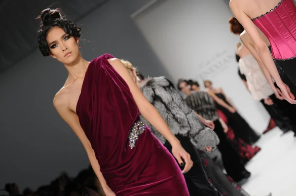 NEW YORK - FEBRUARY 11: A Models walk runway at Venexiana Fall Winter 2012 collection show at Lincoln center during New York Fashion Week on February 11, 2012 in NYC — Stock Photo, Image