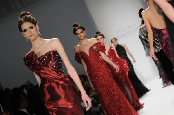 НЬЮ-ЙОРК - 11 февраля: Модели прогуливаются по подиуму на выставке Venexiana Fall Winter 2012 в Линкольн-центре во время Недели Моды в Нью-Йорке 11 февраля 2012 года — стоковое фото
