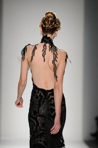 NEW YORK - FEBRUARY 11: A Model walks runway at Venexiana Fall Winter 2012 collection show at Lincoln center during New York Fashion Week on February 11, 2012 in NY — Stock Photo, Image