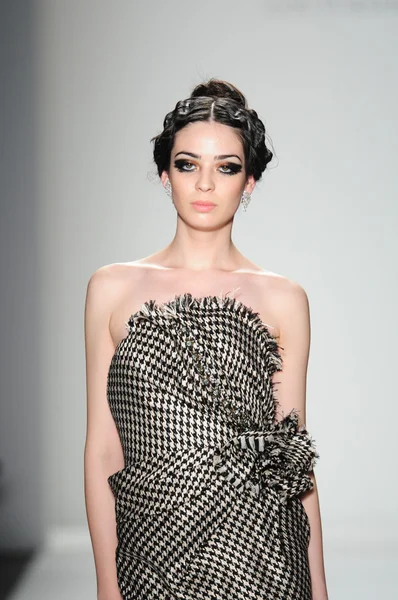 NEW YORK - 11 FEBBRAIO: Una modella cammina in passerella alla sfilata della collezione Venexiana Autunno Inverno 2012 al Lincoln Center durante la New York Fashion Week l '11 febbraio 2012 a NY — Foto Stock