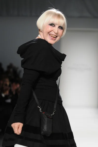 NEW YORK - FEBRUARY 11: Designer Katy Stern walks runway at Venexiana Fall Winter 2012 collection show at Lincoln center during New York Fashion Week on February 11, 2012 — Stock Photo, Image