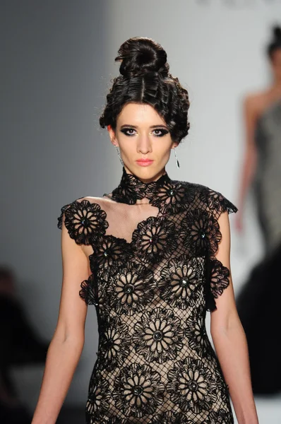 NOVA IORQUE - FEVEREIRO 11: Um modelo caminha pista na Venexiana Outono Inverno 2012 coleção show no centro Lincoln durante New York Fashion Week em fevereiro 11, 2012 em NY — Fotografia de Stock