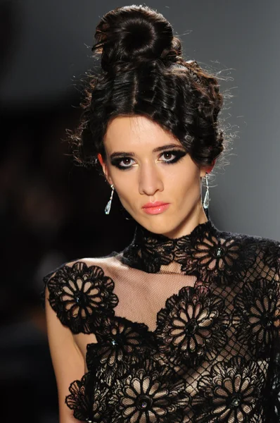 NOVA IORQUE - FEVEREIRO 11: Um modelo caminha pista na Venexiana Outono Inverno 2012 coleção show no centro Lincoln durante New York Fashion Week em fevereiro 11, 2012 em NY — Fotografia de Stock