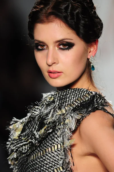 NEW YORK - FEBRUARY 11: A Model walks runway at Venexiana Fall Winter 2012 collection show at Lincoln center during New York Fashion Week on February 11, 2012 in NY — Stock Photo, Image