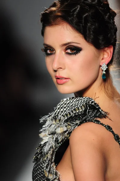 NEW YORK - FEBRUARY 11: A Model walks runway at Venexiana Fall Winter 2012 collection show at Lincoln center during New York Fashion Week on February 11, 2012 in NY — Stock Photo, Image