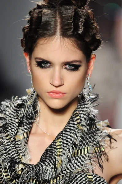 NEW YORK - FEBRUARY 11: A Model walks runway at Venexiana Fall Winter 2012 collection show at Lincoln center during New York Fashion Week on February 11, 2012 in NY — Stock Photo, Image