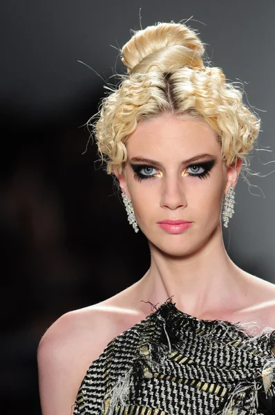 NEW YORK - FEBRUARY 11: A Model walks runway at Venexiana Fall Winter 2012 collection show at Lincoln center during New York Fashion Week on February 11, 2012 in NY — Stock Photo, Image