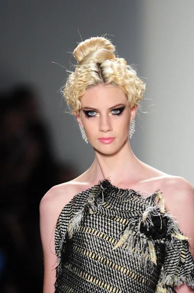 NEW YORK - FEBRUARY 11: A Model walks runway at Venexiana Fall Winter 2012 collection show at Lincoln center during New York Fashion Week on February 11, 2012 in NY — Stock Photo, Image