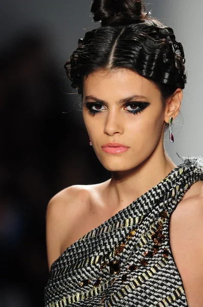 NEW YORK - FEBRUARY 11: A Model walks runway at Venexiana Fall Winter 2012 collection show at Lincoln center during New York Fashion Week on February 11, 2012 in NY — Stock Photo, Image