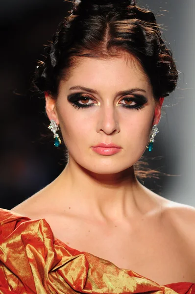 NEW YORK - FEBRUARY 11: A Model walks runway at Venexiana Fall Winter 2012 collection show at Lincoln center during New York Fashion Week on February 11, 2012 in NY — Stock Photo, Image