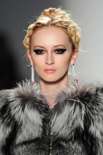 뉴욕-2 월 11 일: 모델에 2012 년 2 월 11 일 뉴욕에서 뉴욕 패션 위 크 동안 링컨 센터에서 venexiana가 겨울 2012 컬렉션 쇼에서 활주로 걸어 — 스톡 사진
