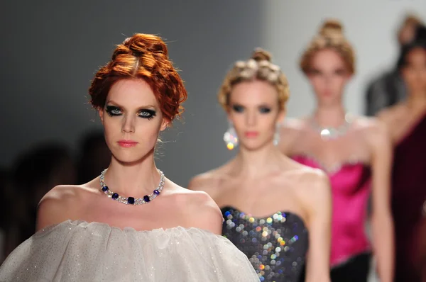 New york - 11 Şubat: modelleri venexiana sonbahar kış 2012 koleksiyonu gösteri pist 11 Şubat 2012 NYC new york moda haftasında lincoln merkezinde yürüyüş.