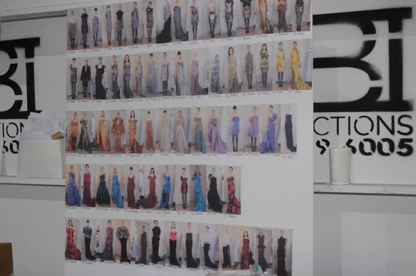 New york, ny - 15 Şubat: gemide model comcards venexiana önce sahne arkasında sonbahar kış 2012 koleksiyonu gösteri lincoln Center'da new york Moda Haftası 11 Şubat 2012 NY — Stok fotoğraf