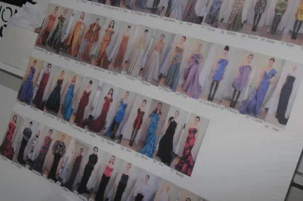 New york, ny - 15 Şubat: gemide model comcards venexiana önce sahne arkasında sonbahar kış 2012 koleksiyonu gösteri lincoln Center'da new york Moda Haftası 11 Şubat 2012 NY — Stok fotoğraf