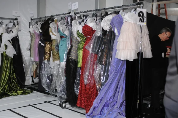 ニューヨーク - 2 月 11 日: venexiana の前にドレスと backstage ビュー秋 2012 年 2 月 11 日 ny のニューヨーク ・ ファッション ・ ウィーク中のリンカーン センターで冬 2012年コレクション ショー — ストック写真