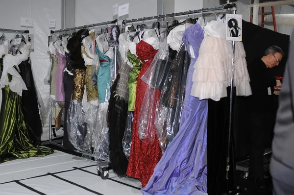 NOVA IORQUE - FEVEREIRO 11: Backstage vista com vestidos antes Venexiana Outono Inverno 2012 coleção show no Lincoln centro durante New York Fashion Week em fevereiro 11, 2012 em NY — Fotografia de Stock