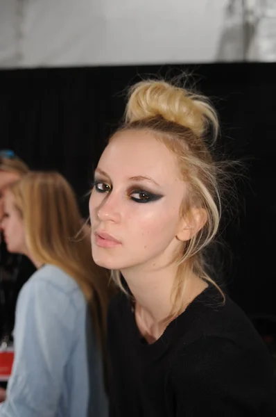 NEW YORK - FEBRUARY 11: A Model getting ready backstage at Venexiana Fall Winter 2012 collection show at Lincoln center during New York Fashion Week on February 11, 2012 in NY — Stock Photo, Image