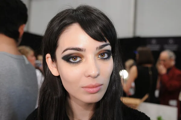 NEW YORK - FEBRUARY 11: A Model getting ready backstage at Venexiana Fall Winter 2012 collection show at Lincoln center during New York Fashion Week on February 11, 2012 in NY — Stock Photo, Image