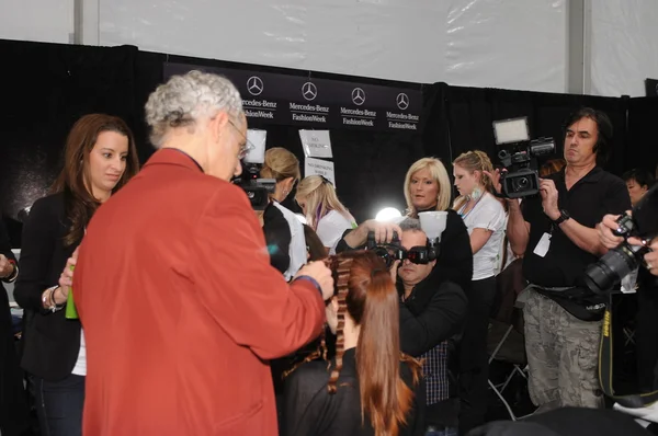 NEW YORK - 11 FÉVRIER : Un mannequin se prépare en coulisses au défilé de collection Venexiana Automne Hiver 2012 au centre Lincoln lors de la Fashion Week de New York le 11 février 2012 à NY — Photo