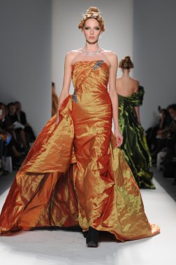 New York - 11 Şubat: A Model yürür pist Lincoln Center'da Venexiana sonbahar kış 2012 koleksiyonu gösterisi sırasında New York Moda Haftası 11 Şubat 2012 NY