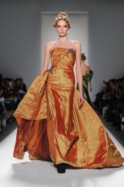 New York - 11 Şubat: A Model yürür pist Lincoln Center'da Venexiana sonbahar kış 2012 koleksiyonu gösterisi sırasında New York Moda Haftası 11 Şubat 2012 NY