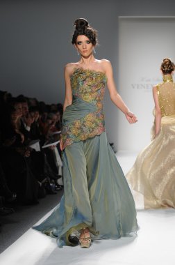 New York - 11 Şubat: A Model yürür pist Lincoln Center'da Venexiana sonbahar kış 2012 koleksiyonu gösterisi sırasında New York Moda Haftası 11 Şubat 2012 NY