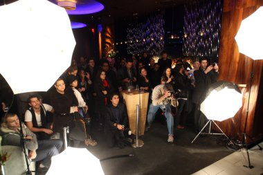 New york - 13 Şubat: model teşkil fotoğrafçılar, sergio davila ' 2012 kış koleksiyonu tanıtım düşmek için 13 Şubat 2012 NY new york moda haftasında 48 lounge