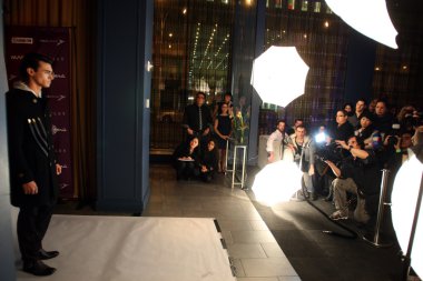 New york - 13 Şubat: model teşkil fotoğrafçılar, sergio davila ' 2012 kış koleksiyonu tanıtım düşmek için 13 Şubat 2012 NY new york moda haftasında 48 lounge
