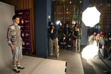 New york - 13 Şubat: model teşkil fotoğrafçılar, sergio davila ' 2012 kış koleksiyonu tanıtım düşmek için 13 Şubat 2012 NY new york moda haftasında 48 lounge