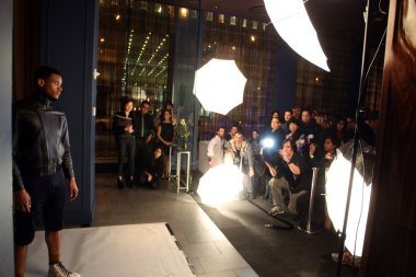 New york - 13 Şubat: model teşkil fotoğrafçılar, sergio davila ' 2012 kış koleksiyonu tanıtım düşmek için 13 Şubat 2012 NY new york moda haftasında 48 lounge