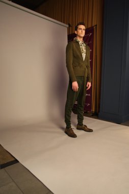 New york - 13 Şubat: model teşkil fotoğrafçılar, sergio davila ' 2012 kış koleksiyonu tanıtım düşmek için 13 Şubat 2012 NY new york moda haftasında 48 lounge