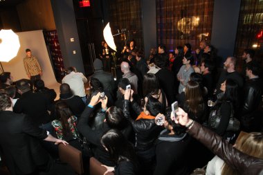 New york - 13 Şubat: model teşkil fotoğrafçılar, sergio davila ' 2012 kış koleksiyonu tanıtım düşmek için 13 Şubat 2012 NY new york moda haftasında 48 lounge