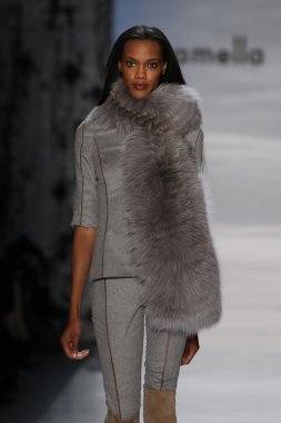 New york - 14 Şubat: model roland sonbahar kış 2012 koleksiyonu sunum lincoln Merkezi new york moda haftası 14 Şubat 2012 tarihinde new York'ta pamella pist yürür