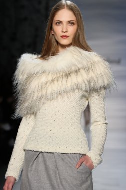 New york - 14 Şubat: model roland sonbahar kış 2012 koleksiyonu sunum lincoln Merkezi new york moda haftası 14 Şubat 2012 tarihinde new York'ta pamella pist yürür