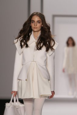 New york - 15 Şubat: j. için pist model yürür mendel düşmek 15 Şubat 2012 NYC new york moda haftasında lincoln Center'da kış 2012 tanıtım