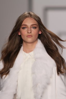 New york - 15 Şubat: j. için pist model yürür mendel düşmek 15 Şubat 2012 NYC new york moda haftasında lincoln Center'da kış 2012 tanıtım