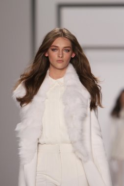 New york - 15 Şubat: j. için pist model yürür mendel düşmek 15 Şubat 2012 NYC new york moda haftasında lincoln Center'da kış 2012 tanıtım