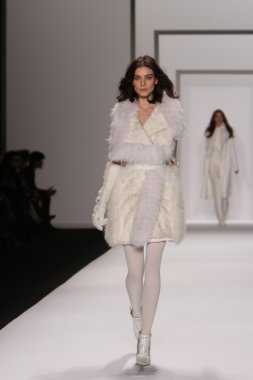 New york - 15 Şubat: j. için pist model yürür mendel düşmek 15 Şubat 2012 NYC new york moda haftasında lincoln Center'da kış 2012 tanıtım